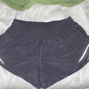 lululemon grey hotty hot shorts size 6 2.5 inch